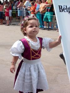 Nínive criança na Avenida Presidente Vargas, em Domingos Martins, no desfile cultural durante a Sommerfest.